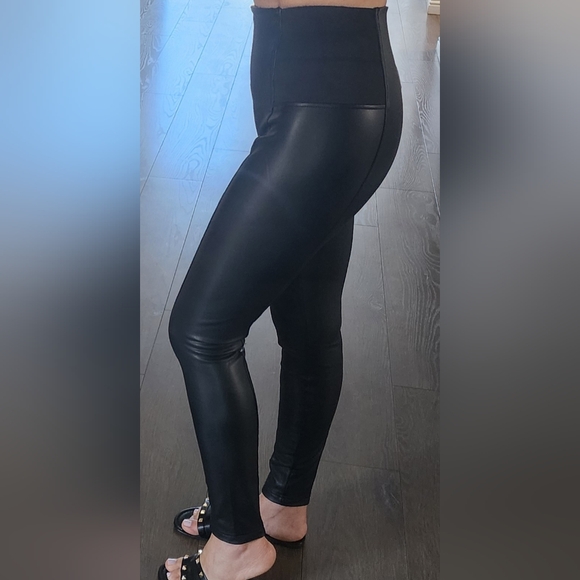 Faux leather leggings, with tummy control and elastic sides - Picture 3 of 8